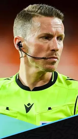 حكم الكلاسيكو "البرشلوني" أحدث ضحايا ريال مدريد